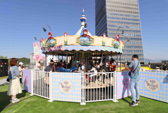 지난해 5월 고객들이 대전신세계 아트앤사이언스 하늘공원에서 진행된 '키즈 인 원더랜드'를 즐기고 있다. 신세계백화점 제공